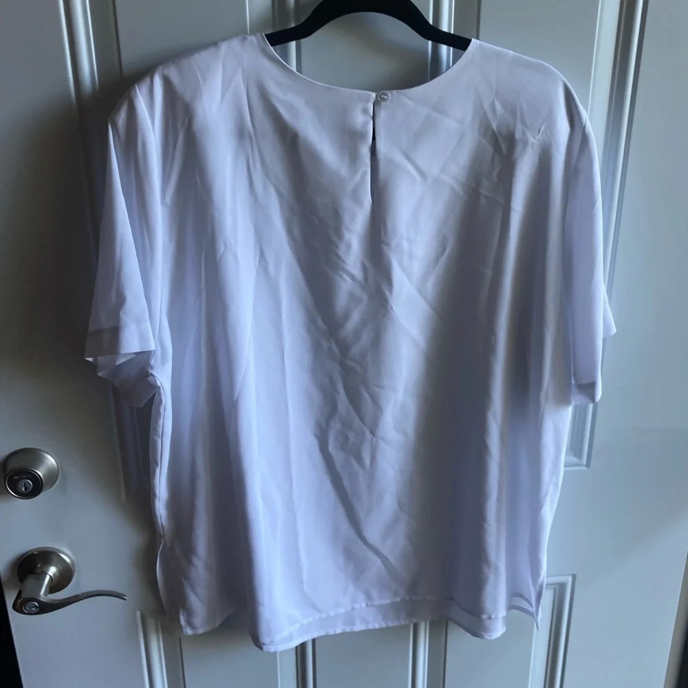 Notations Women's White Crew Neck Short Sleeve Shimmery Blouse 1X Lightweight - Picture 3 of 3